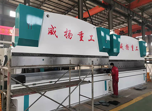 이 스윙 전단 기계를 공급 및 스태킹 시스템을 갖춘 자동화 생산 라인에 통합할 수 있습니까?