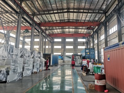 이 대형 벤딩 머신은 전체 벤딩 길이에 걸쳐 처짐에 대한 크라우닝 보상을 어떻게 처리합니까?